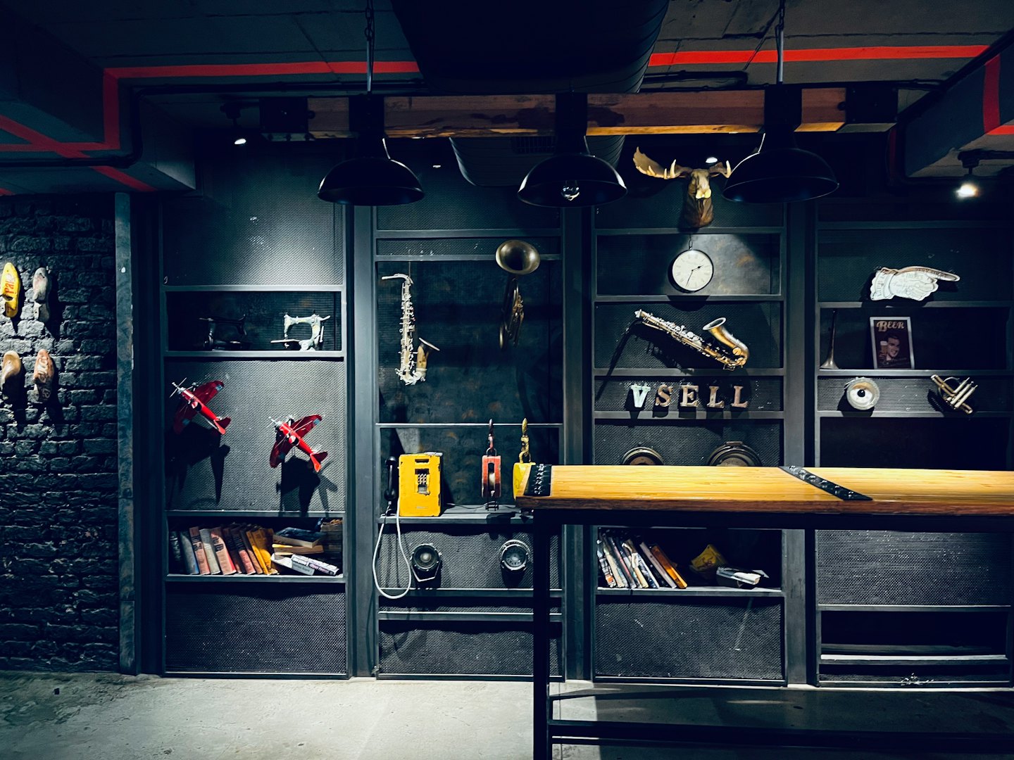 Oggetti vintage esposti su scaffali di metallo industriali all'interno di un negozio.